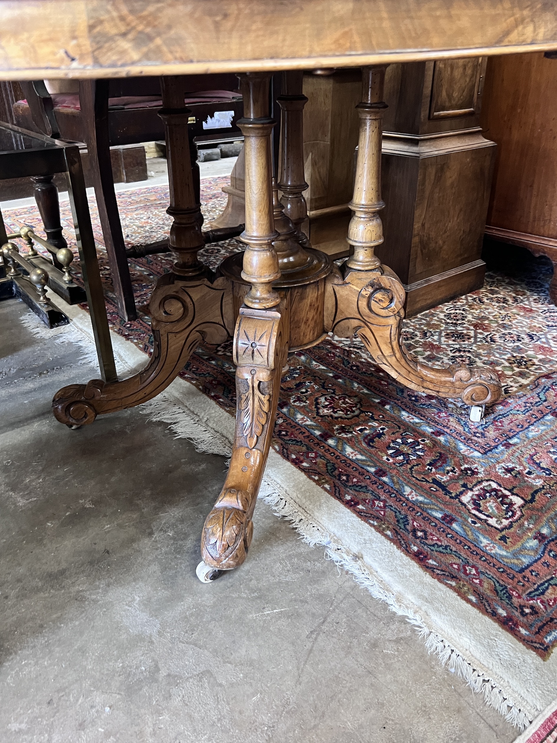 A Victorian inlaid figured walnut oval loo table, width 122cm, depth 90cm, height 67cm